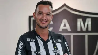 Atlético-MG oficializa retorno de Réver e assina com zagueiro até 2021