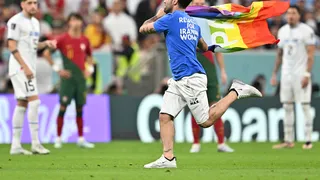 Homem invade campo com bandeira LGBT+ durante duelo entre Portugal e Uruguai