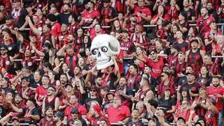 Torcida do Athletico se reúne com Odair e jogadores para reforçar peso do clássico na Série B