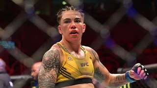 Ex-campeã do UFC, paranaense faz entregas para complementar renda após lesão