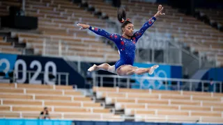 Após desistir de cinco provas, Simone Biles vai disputar final da trave