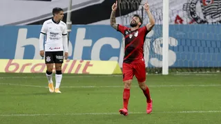 Em duelo eletrizante, Athletico empata por 3 a 3 com o Corinthians