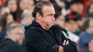 Após bom início, Cuca acumula vexames e torcida vaia Athletico na Ligga Arena