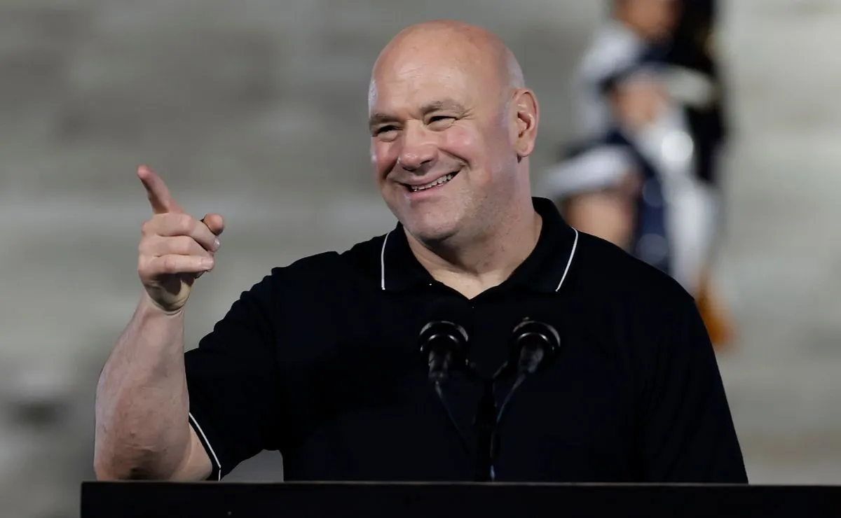 Dana White aparece em coletiva de imprensa do UFC Casa Branca, falando ao microfone durante pronunciamento oficial sobre lutas recentes do evento.