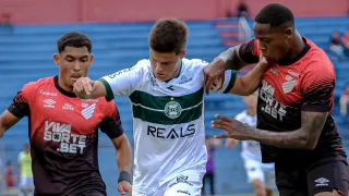 Com gol de pênalti, Coritiba vence e elimina o Athletico na Taça FPF