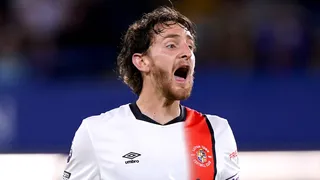 Zagueiro sofre parada cardíaca e desmaia em campo pela segunda vez no ano