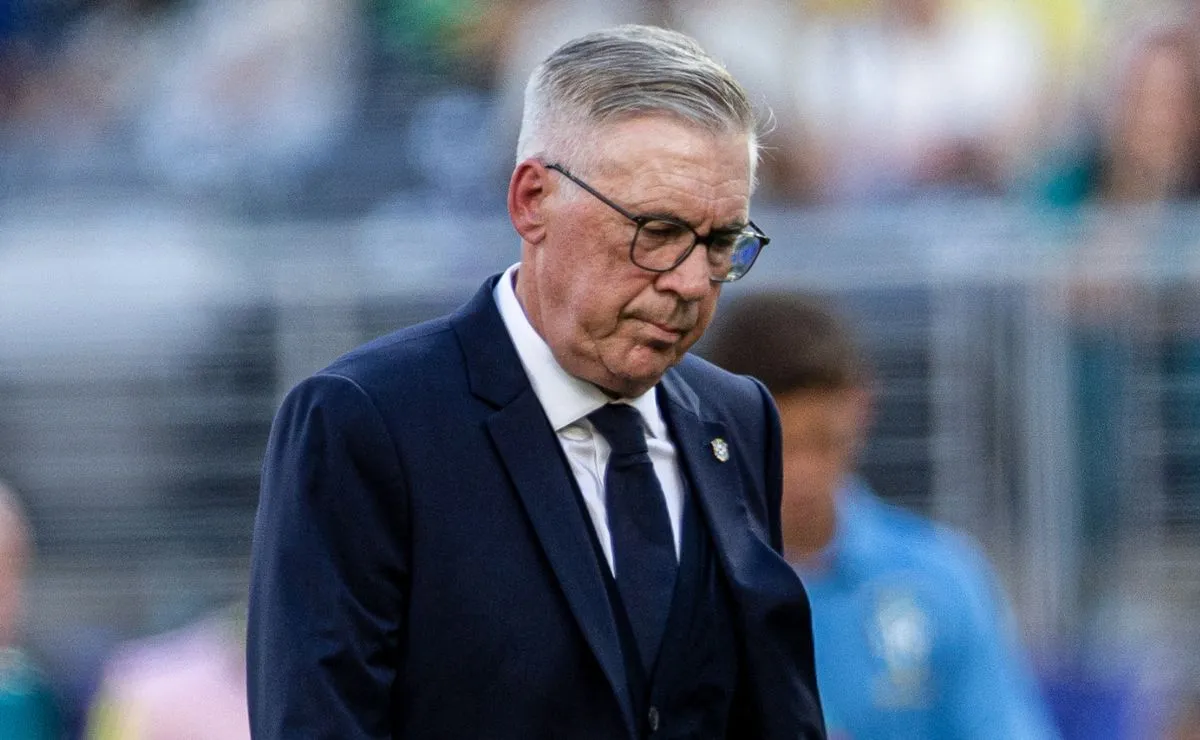 Carlo Ancelotti aparece cabisbaixo após o empate da Seleção Brasileira com o Marrocos na Copa do Mundo.