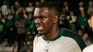 Jacy repete Joel, cai em túnel do Coritiba na comemoração, mas gol é anulado