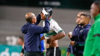 Volante do Coritiba sofre lesão na cabeça e sai de ambulância contra o Maringá