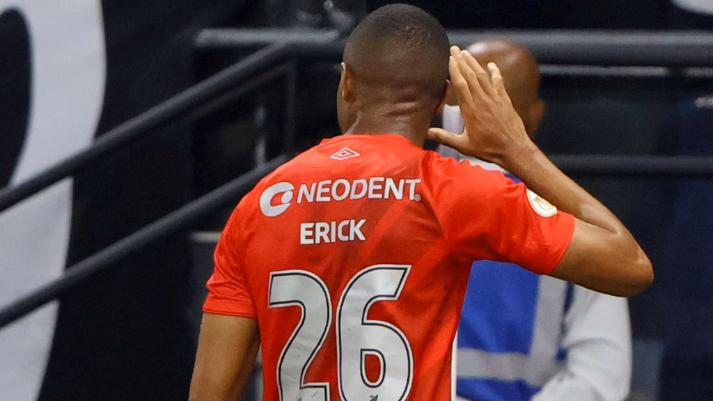 erick-corinthians-athletico-brasileirao