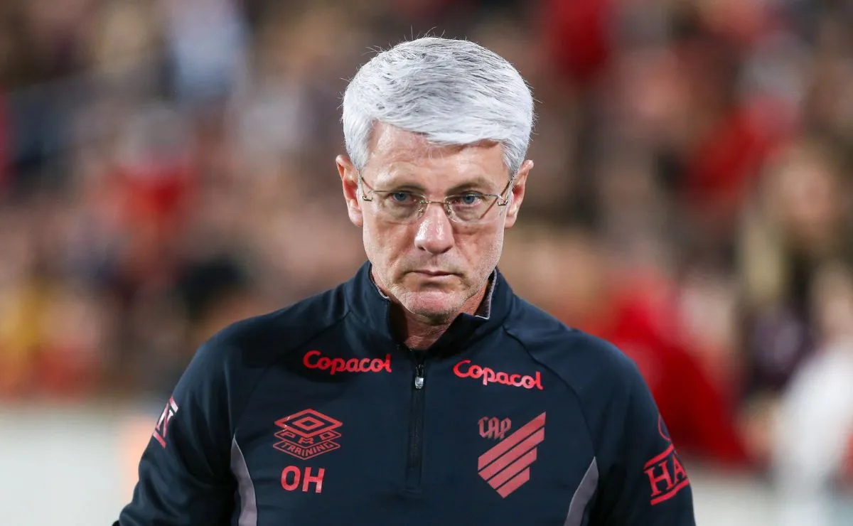 Odair Hellmann durante partida do Athletico no Brasileirão