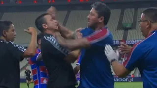 Técnico ex-Athletico troca agressões com treinador do Fortaleza