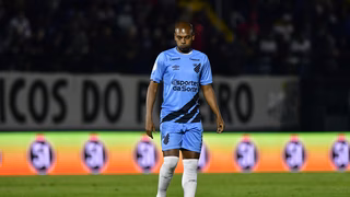 Fernandinho se lesiona e desfalca o Athletico contra o Atlético-MG