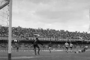 Investida rubro-negra na área do Muralha Negra em Atletiba de 75.