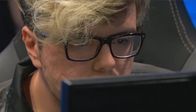 O Suporte da INTZ, Jockster, após a derrota brasileira. Créditos: Transmissão/Riot Games