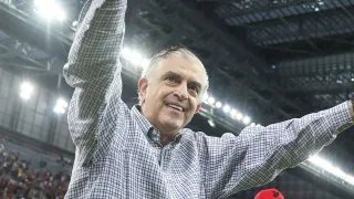 Athletico decide não punir Petraglia por “dedo do meio” para a torcida