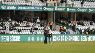 Copos arremessados, invasão de campo e cobrança. Os bastidores do Atletiba