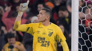 Um time improvável e espetacular do Athletico elimina o São Paulo. Ave, Santos!