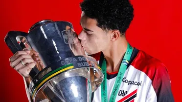 Camisa 10 do Athletico comemora fase antes de Mundial na Espanha