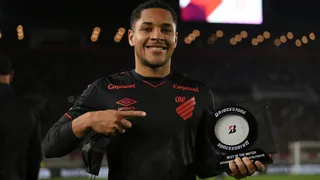 Vitor Roque mostra estrela e avalia temporada pelo Athletico: “Um grande ano”