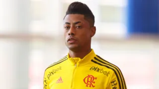 Exames detectam lesão e Bruno Henrique desfalca o Flamengo contra o Athletico