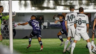 Com um a menos, Coritiba perde para o Santos fora e acumula três derrotas seguidas