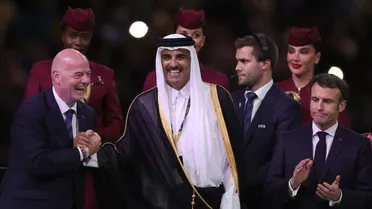 Torcida vaia presidente da Fifa e aplaude Emir do Catar em título da Argentina