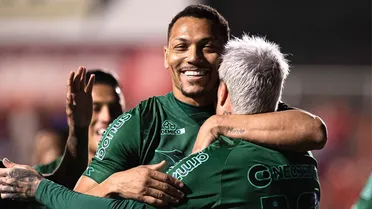 Coritiba vira líder em noite de celebração de título épico