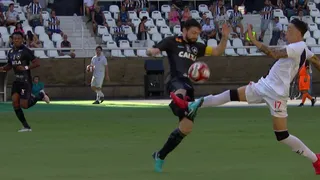 Ex-Coritiba quebra perna de adversário em clássico carioca. Imagem é forte