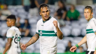Coritiba estreia com vitória de virada sobre o PSTC no Estadual