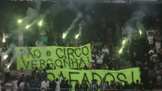 Torcida do Coritiba protesta no Couto Pereira e em sede de empresa da Treecorp