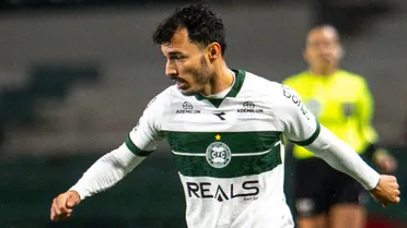 Lateral do Coritiba é agredido na Série B; veja o lance