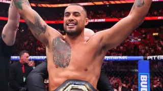 UFC 327: Ulberg se machuca, mas apaga Prochazka e assume cinturão