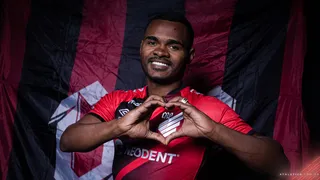 Nikão é homenageado com placa ao completar 300 jogos pelo Athletico