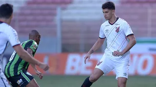 Com time misto, Athletico passa em branco de novo e perde para o América-MG