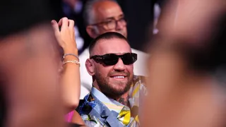 Vídeo mostra Conor McGregor surtando em boate e agredindo outro homem