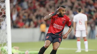 Volante do Athletico fica próximo de acerto com o Corinthians