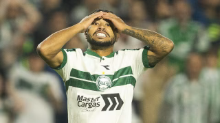 Sob gritos de “vergonha”, Coritiba é eliminado pelo Santos e entra em crise no Couto