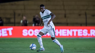 Sistema com três zagueiros agrada e ganha elogios no Coritiba