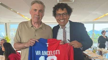Ancelotti no Paraná Clube? Técnico da seleção brasileira posa com camisa do Tricolor