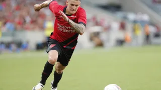 Leo Godoy enfim estreia pelo Athletico e mostra poder ofensivo