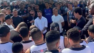 Torcida do Vasco invade CT e ironiza citando zagueiros de Athletico e Coritiba