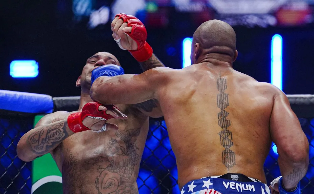 Alex Poatan recebe uma sequência de golpes de Ciryl Gane durante a luta principal do UFC Casa Branca, combate marcado por polêmica envolvendo ataques na região da nuca.