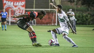 Coritiba demora para “entrar no jogo” e só empata, mas segue na ponta