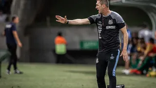 Santos decide pelo afastamento de três jogadores por opção de Paulo Turra