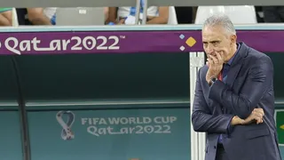 Tite, emocionado, evita entrevistas no desembarque da seleção brasileira no Rio