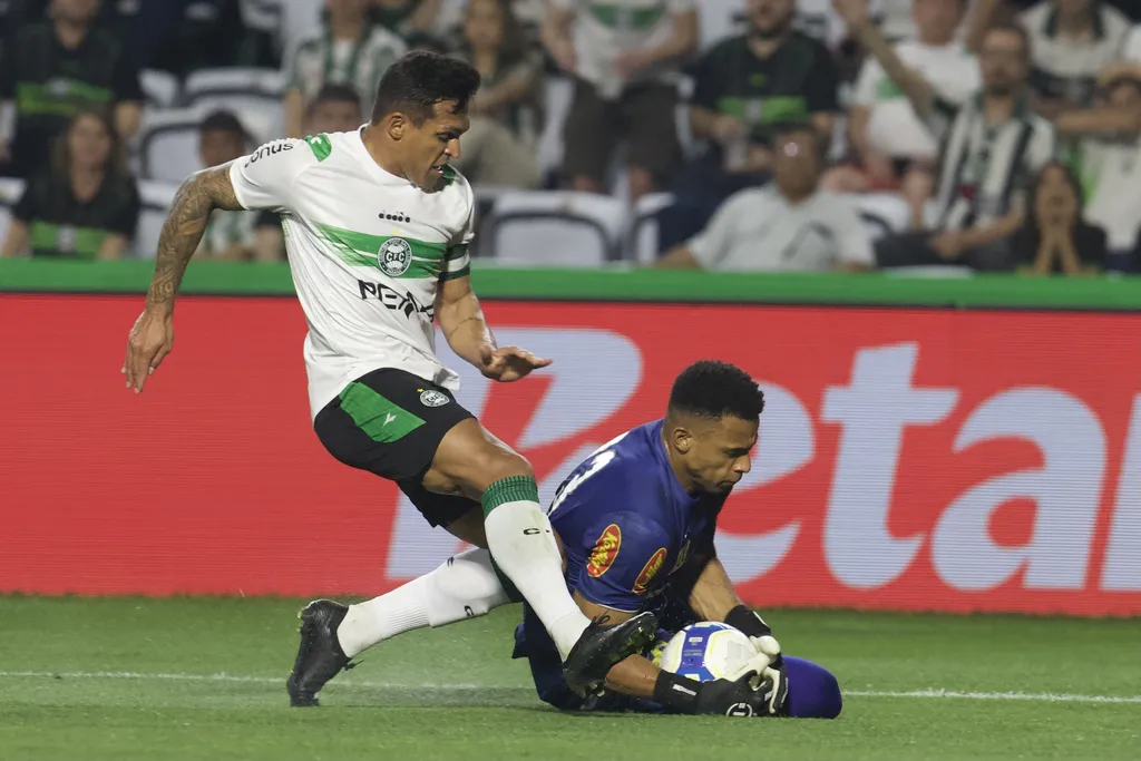 Robson chega atrasado e Jordi faz a defesa em Coritiba x Novorizontino