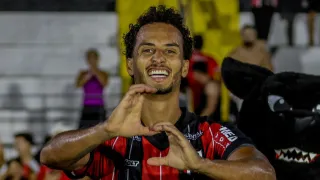 Meia que não vingou no Coritiba brilha na estreia da Série B