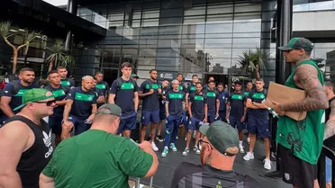 “Nunca use vermelho”: Organizada do Coritiba entrega cartilha polêmica aos jogadores