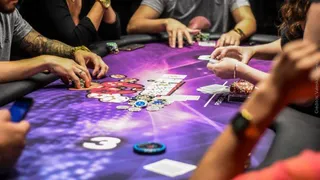 Em Curitiba, maior bar de rock da América Latina também tem poker